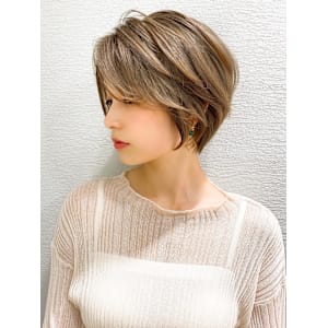 30代40代に人気の大人かわいい前髪ありのくびれショート