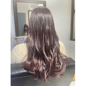 ナチュラルピンクブラウンのゆる巻きスタイル