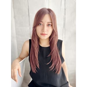 ハイトーンピンクのナチュラルレイヤースタイル