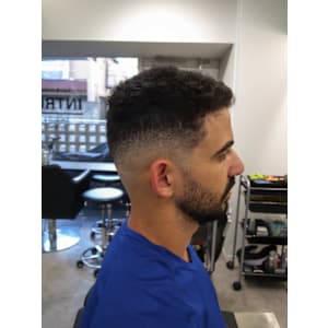 バーバーミドルスキンフェード外人風