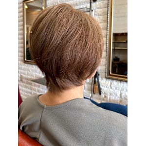 ショートマッシュ レイヤーカット 明るめベージュ 40代