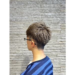 20代30代ブリーチカラー×ミルクティーベージュ短髪刈り上げ