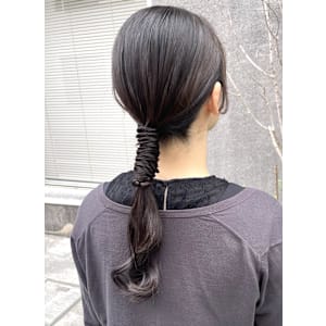 ロング黒髪タイトローポニー