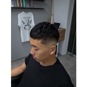 バーバークロップアイロンパーマミドルスキンフェード