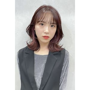 ひし形フォルムで魅せる、くびれミディアムレイヤー