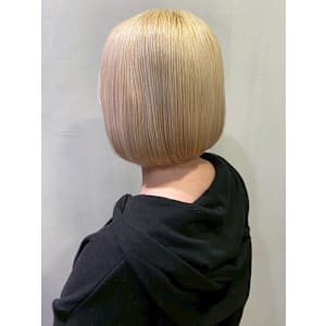 ホワイトベージュ ケアブリーチ 丸みボブ ダメージレス