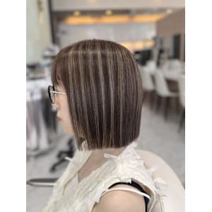 切りっぱなしボブ／ストレートパーマ／ハイライト