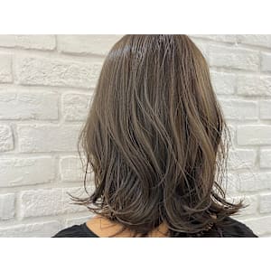 透明感カラーのミディアムボブ