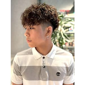 ツイストスパイラルパーマ ブラウン ツーブロック 刈り上げ