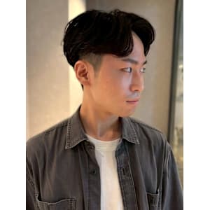 センターパート フェザーパーマ ツーブロック 韓国風パーマ