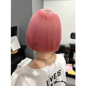 ピンクベージュ　ショートボブ 顔周りカット 切りっぱなしボブ