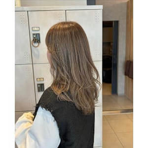 オリーブベージュ