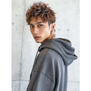 ベージュカラー ツイストスパイラルパーマ 束感 20代