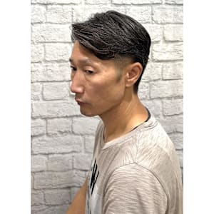 ツーブロックで爽やかに見せるナチュラルヘア