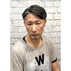 ツーブロックで爽やかに見せるナチュラルヘア