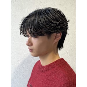 シャープな毛流れがかっこいいフェザーパーマ！