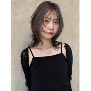 シルキーミルクティーベージュ　レイヤー 前髪　ウルフ　外ハネ