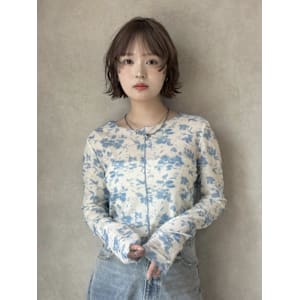 透明感ベージュ♪柔らかさ引き立つ◎外ハネショートボブ