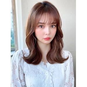 2wayバングでイメチェン顔まわりレイヤーのくびれヘアが人気