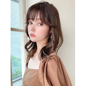 2wayバングでイメチェン顔まわりレイヤーのくびれヘアが人気