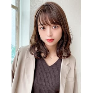 2wayバングでイメチェン顔まわりレイヤーのくびれヘアが人気