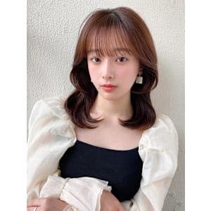 2wayバングでイメチェン顔まわりレイヤーのくびれヘアが人気