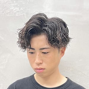 ラフな動きが魅力◎大人の余裕漂うカジュアルパーマスタイル