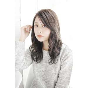 長めバングのカジュアルカールスタイル