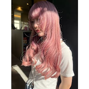 フェミニンなペールピンク