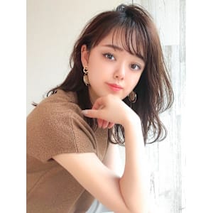 30代小顔に見えるくびれヘアレイヤー × オリーブグレージュ