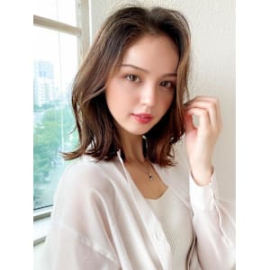 30代小顔に見えるくびれヘアレイヤー × オリーブグレージュ