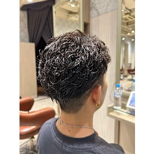 大人のメンズパーマ七三分けソフトツイスト無造作束感黒髪