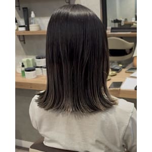 根本が伸びても気にならないプレイングカラー