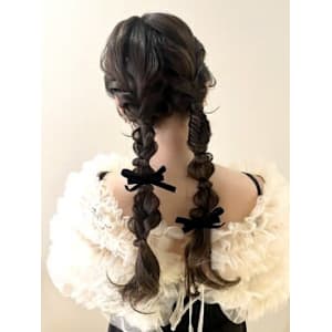 両サイドから編みおろして大人っぽ可愛く