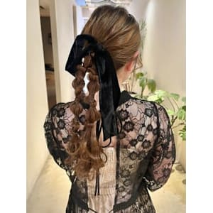 可愛らしいツインポニー編みおろしにベロアで大人っぽく