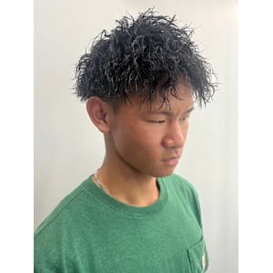 ツイストパーマ ツーブロック 20代 アッシュカラー 束感