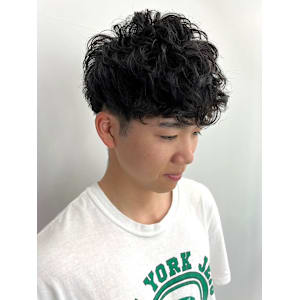 マッシュショート スパイラルパーマ ツーブロック 黒髪 束感