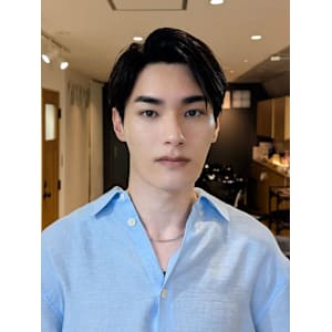 センターパートの艶感大人メンズショート