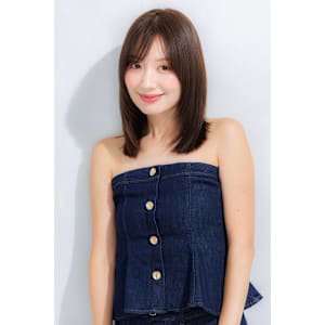 ミディアムレイヤー　顔周りレイヤー　ストレート