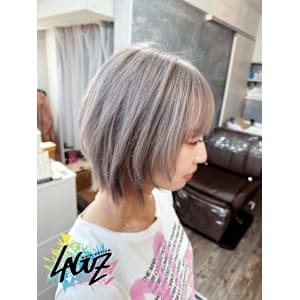 透明感グレージュで魅せる大人ショートボブスタイル