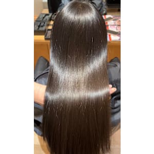 髪質改善ストレート　光をまとう艶髪スタイル