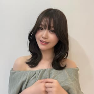 くびれミディアム顔周りレイヤーカットオリーブグレージュ