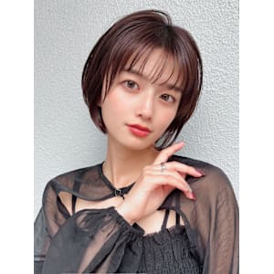 30代40代に人気の大人かわいい前髪ありのくびれショート