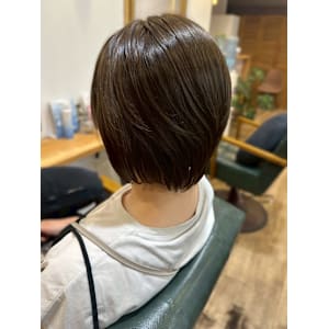 オリーブグレージュカラー 透明感 ショートカット 30代