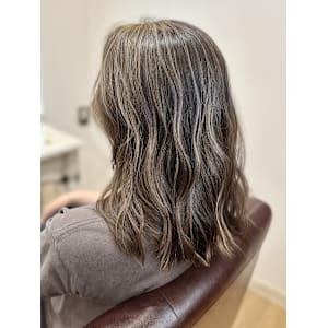 ハイライトカラー ハイトーン 髪質改善 ウェーブヘア 30代