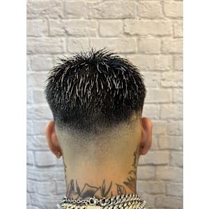 大人の品格と男前を強調するスキンフェード