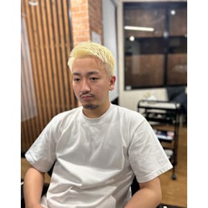 金髪ショートアップバングスタイル