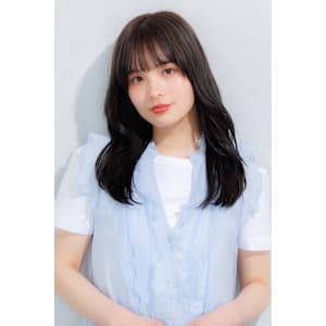 レイヤーを活かしたナチュラルくびれスタイル