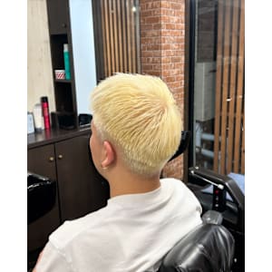 金髪ショートアップバングスタイル