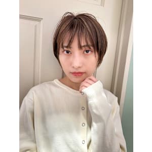 ショートレイヤー/耳かけショート/白髪ぼかし